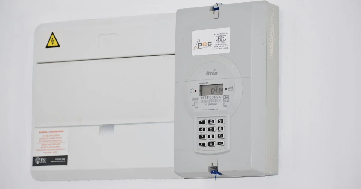 Cuadro eléctrico y contador de luz en la pared de una vivienda