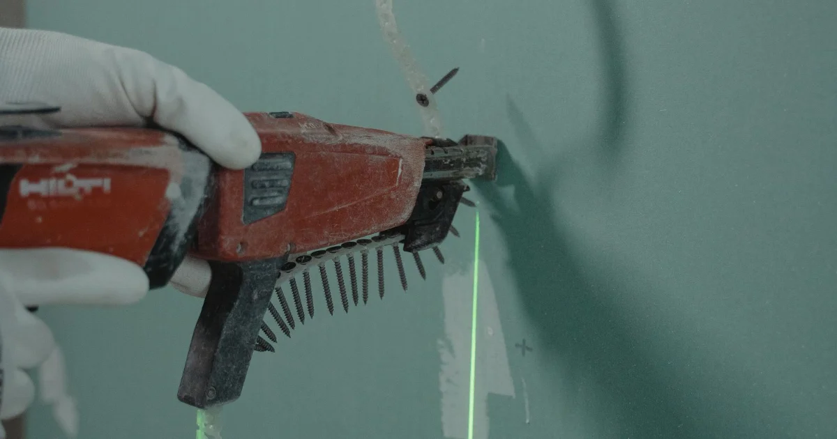 Taladro perforando una pared durante una instalación doméstica