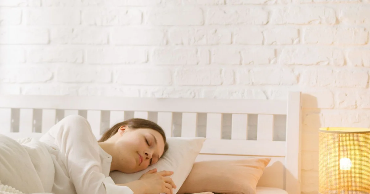 Persona durmiendo plácidamente en un dormitorio en penumbra